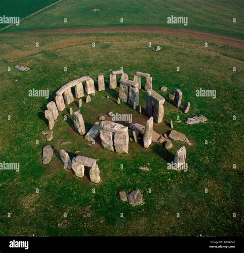 Vue aérienne de Stonehenge mettant en évidence le cercle de pierres et les structures environnantes.