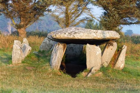 Illustration montrant la technique de transport des mégalithes à l'aide de rouleaux de bois et de cordages.