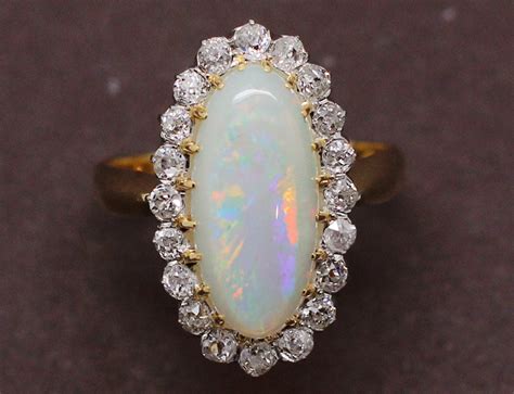 Opale cabochon ovale sertie sur une bague avec diamants