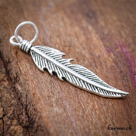 Pendentif plume délicatement gravé