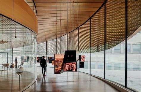 Intérieur du Musée Atelier Audemars Piguet, mettant en avant l'architecture moderne et les expositions horlogères.