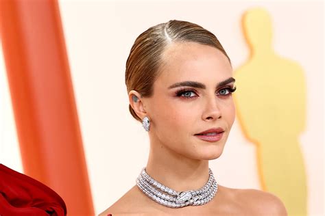 Cara Delevingne portant des bijoux VRAI lors du Met Gala, mettant en avant le design et le caractère éthique des pièces.