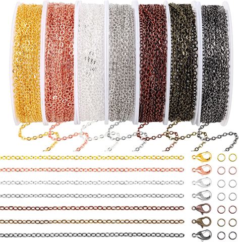 Diverses chaînes de bijoux en métaux et couleurs variés.