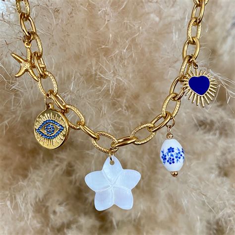 Collection de breloques variées pour colliers charms.
