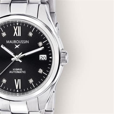 Photographie d'une sélection de bijoux Mauboussin, mettant en avant l'or et les pierres précieuses.