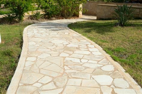 Photographie de différentes réalisations en pierre naturelle : terrasse, allée, façade