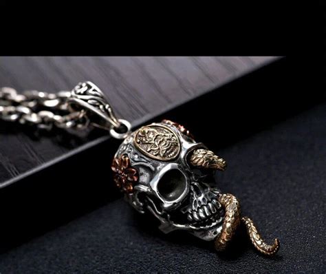 Ensemble de bijoux de motard thématiques : boucles d'oreilles tête de mort, collier serpent