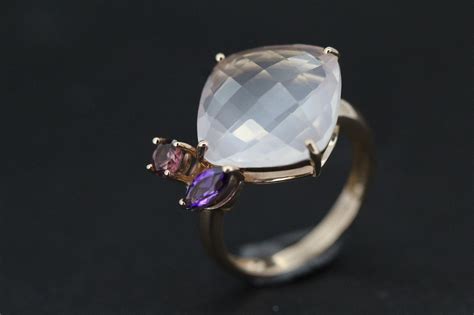 Photographie d'une bague de joaillier avec une pierre précieuse unique