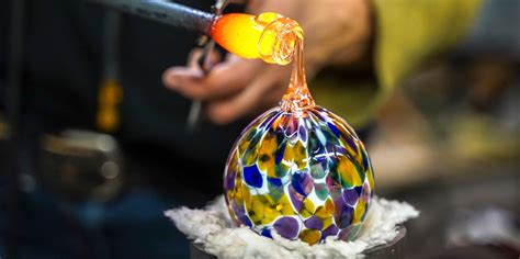 Artisan soufflant du verre de Murano dans un atelier traditionnel à Venise