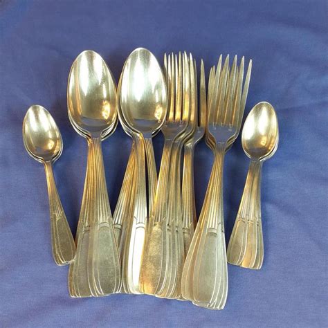 Collection de couverts en métal argenté de style Art nouveau