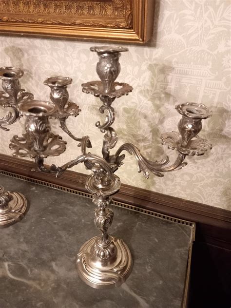 Exemple de chandelier en métal argenté style Louis XV