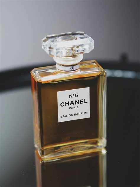 Flacon élégant de Vertigo Eau de Parfum, reflétant le luxe et le savoir-faire de Signature Royale.