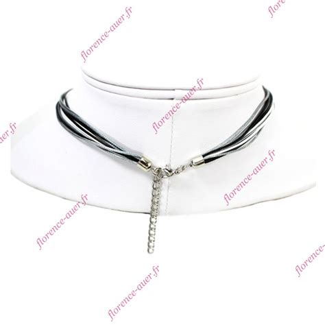 Illustrations de divers colliers pendentifs chaussures avec strass blancs