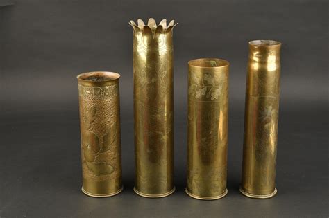 Exemples de douilles de 75mm gravées, typiques du Trench Art