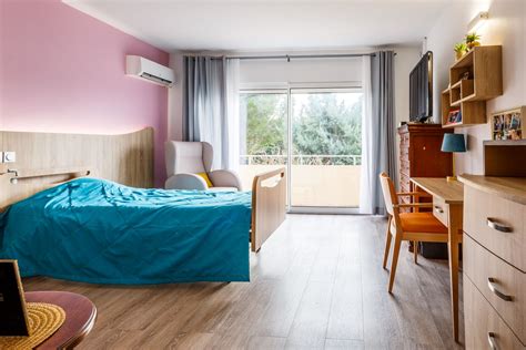 Chambre individuelle de la Résidence La Pierre Bleue, meublée et équipée d'un appel malade.