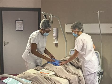 Infirmier dispensant des soins à un résident dans la Résidence La Pierre Bleue.