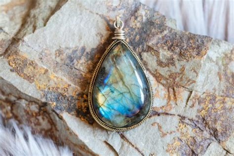 Bijoux variés (bague, collier, pendentif) mettant en valeur la labradorite