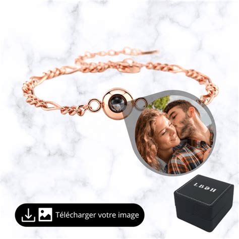 Exemple de bracelet personnalisé avec des pierres fines et des accessoires en métal.