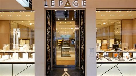 Façade de la bijouterie Coralie B à Rouen, mettant en avant son emplacement dans une rue commerçante.